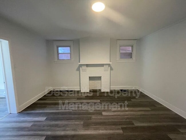 Building Photo - 527 Halsey Ave