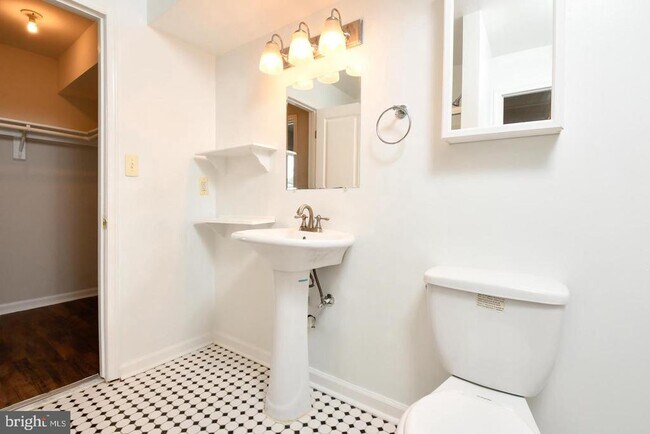 Building Photo - 102 Chesterfield Ln