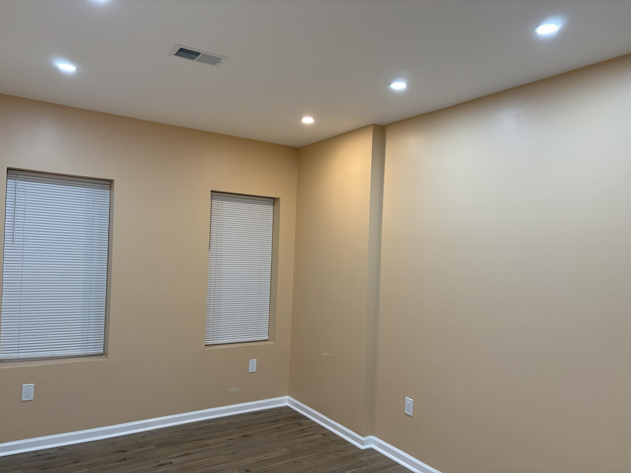 big windows for natural light - 2214 N Delhi St