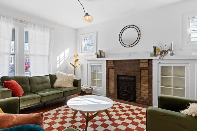 Building Photo - 3 Bed | 2 Bath | Fenced Backyard + Beautif...