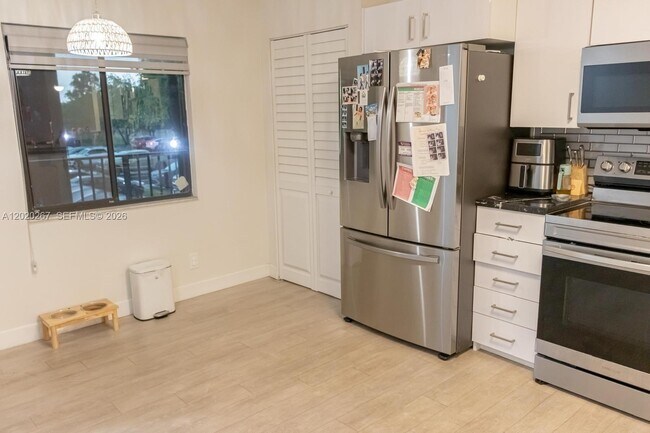 Building Photo - 2200 S Cypress Bend Dr