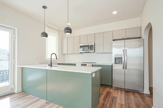 Building Photo - 1301 Bainbridge St