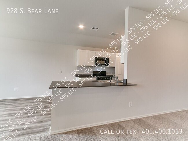 Building Photo - 928 S Bear Ln