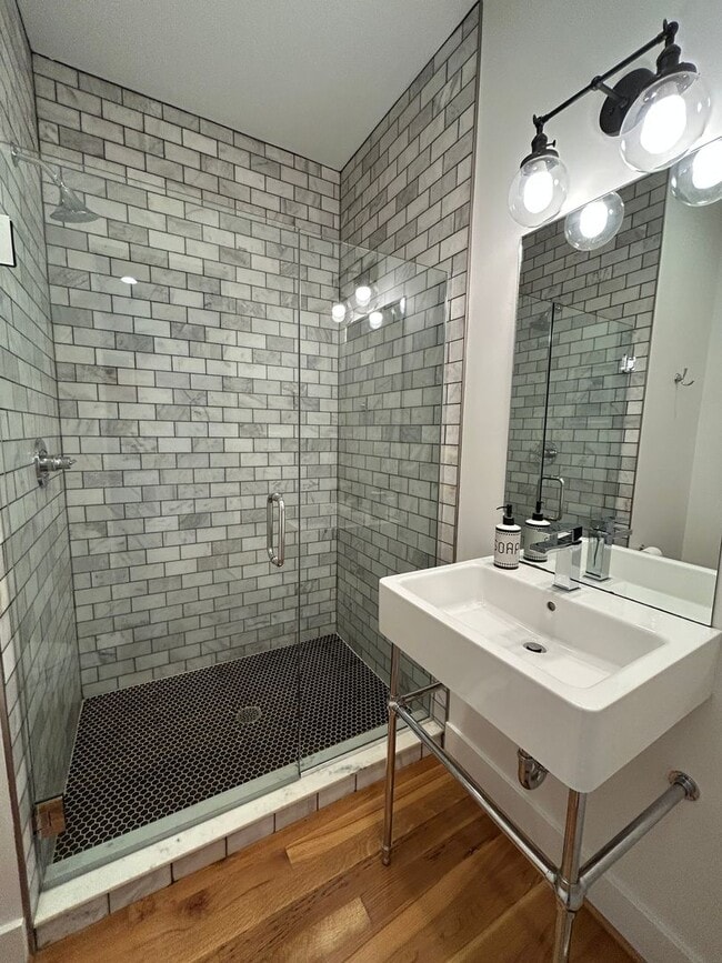 Building Photo - Modern 3 Bed 3 Bath Highlands Home
