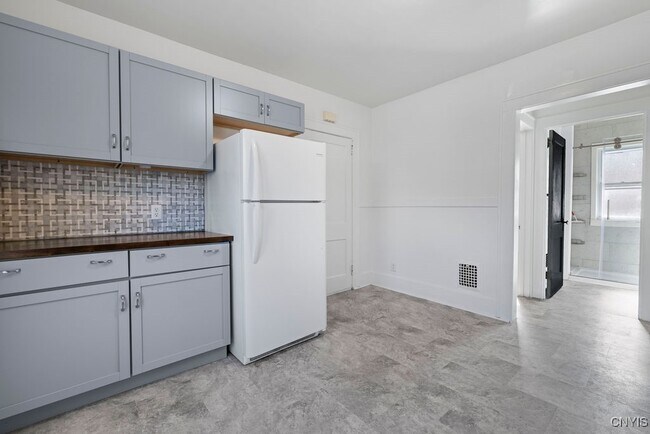 Building Photo - 403 Valley Dr