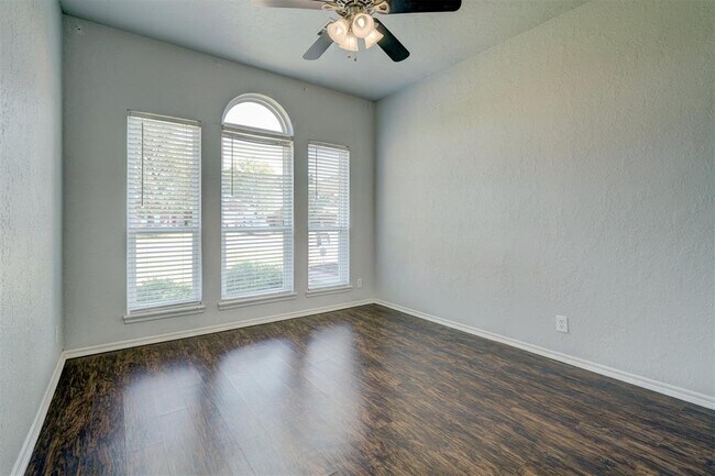 Building Photo - 1019 Dustin Dr