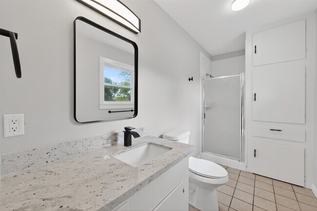 Building Photo - 729 Loggins Dr