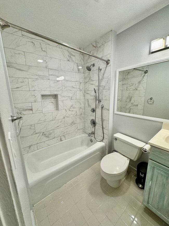Building Photo - 3/2/2 Townhome at Village Green