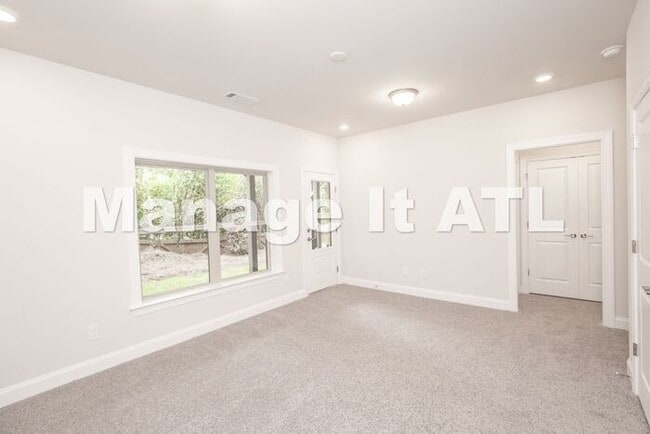 Building Photo - 4 Bedroom Townhome in Chamblee