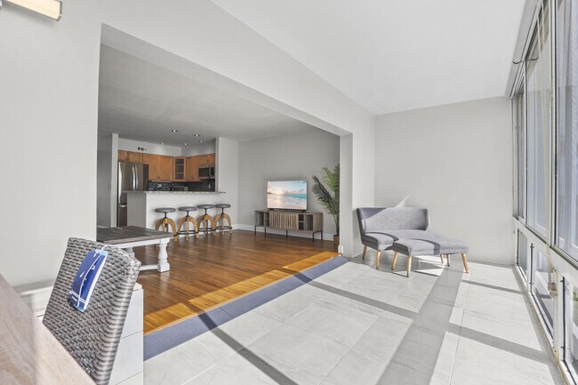 Building Photo - 2936 Lake Shore Dr