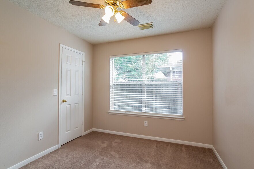 Building Photo - 7131 Maple Walk Dr