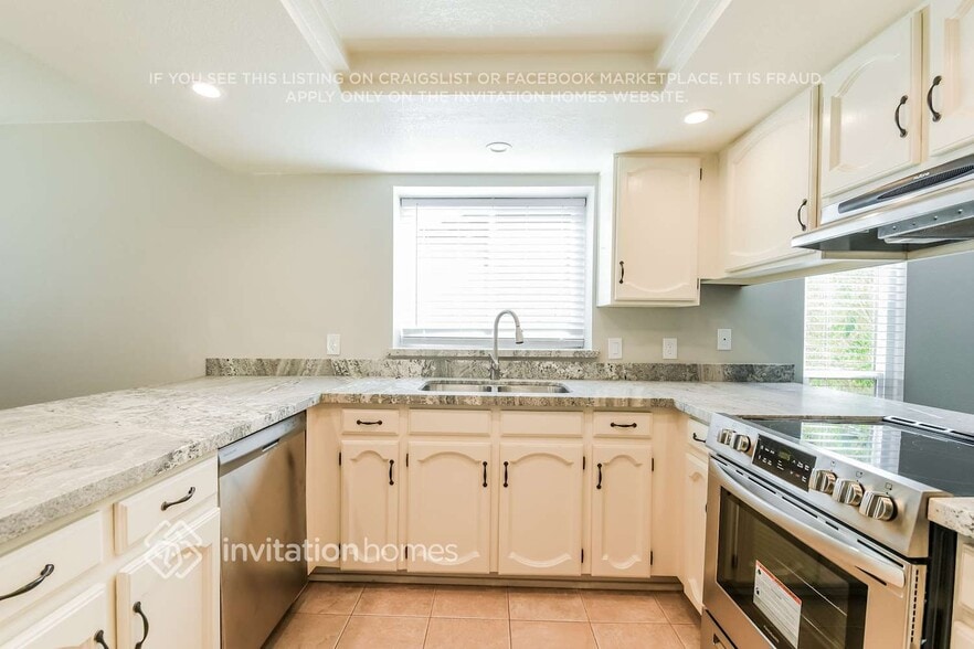 Building Photo - 4976 W Charleston Ave