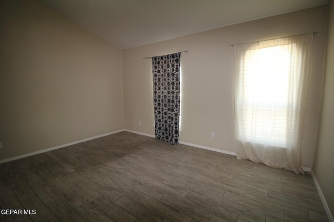 Building Photo - 351 Duanesburg St
