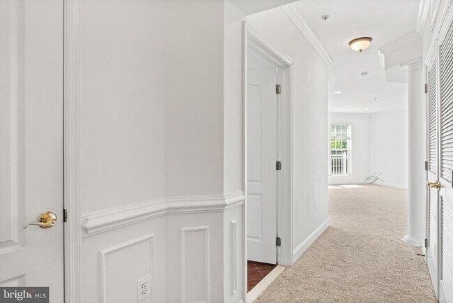 Building Photo - 1002 Elmcroft Blvd