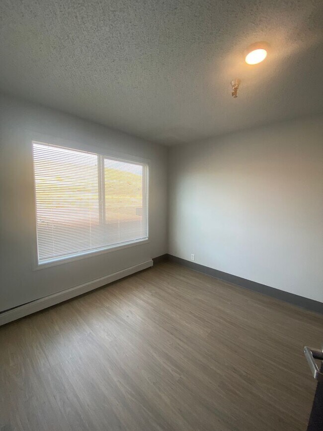 Building Photo - ALL UTILITIES INCLUDED in this 1 bed 1 bat...