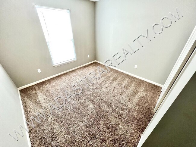 Building Photo - Beautiful Olathe Townhome-Available NOW!!!