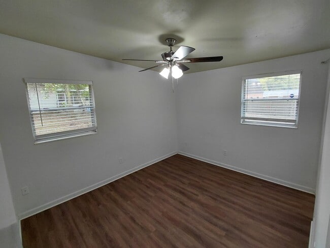 Building Photo - 2412 Almond Dr