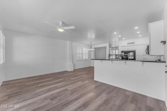 Building Photo - 2318 E Sunland Ave