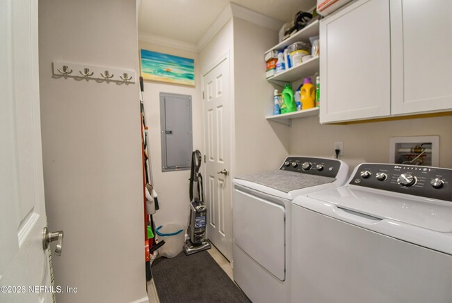 Building Photo - 204 Lakeview Dr