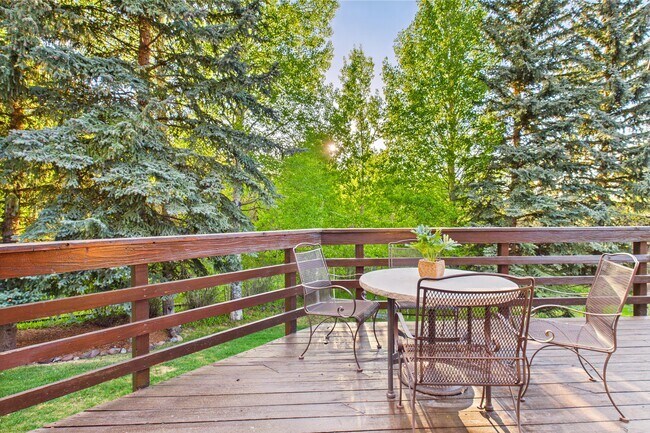 Building Photo - 593 Meadowood Dr