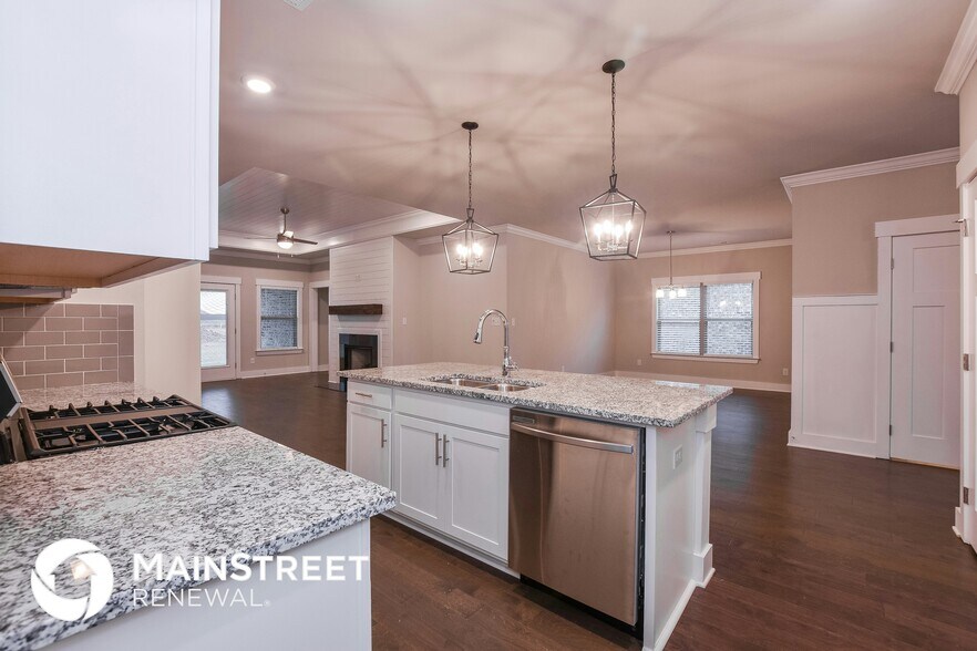 Building Photo - 14668 Greenleaf Dr