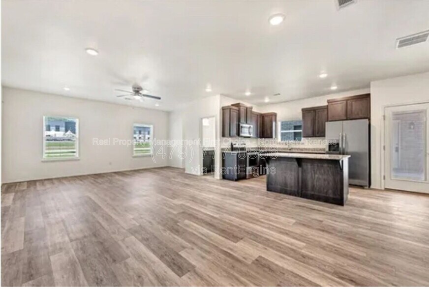 Building Photo - 820 S Benchmark Ln