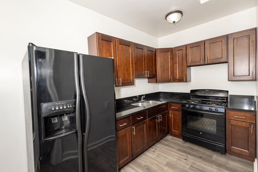 Building Photo - 357 S Alvarado St