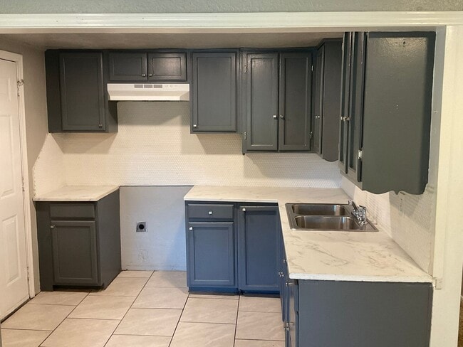 Building Photo - 3 Bed 2 Bath Newly Remodeled Home in Midwe...