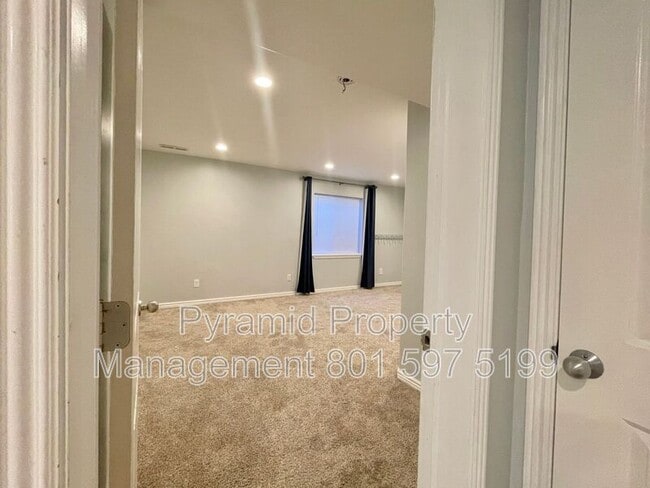 Building Photo - 2896 E Lookout Dr