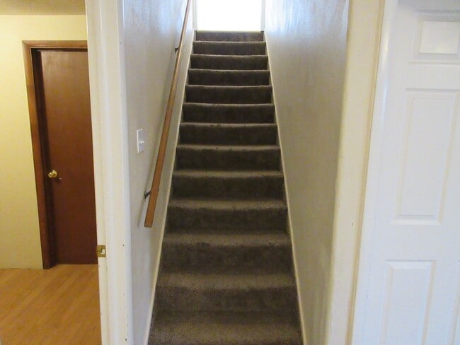 Building Photo - 4 bedroom 3 bathroom w/basement