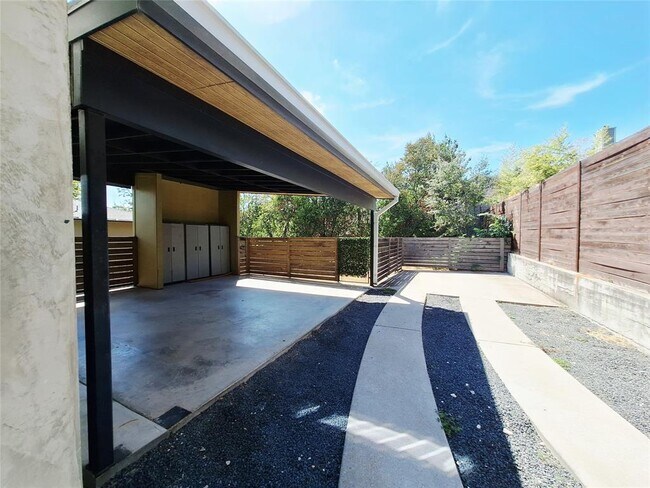 Building Photo - 607 Peacock Ln