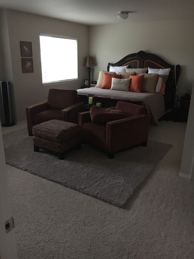 Building Photo - Three Bedroom, 2 Bath Home with New Carpet...