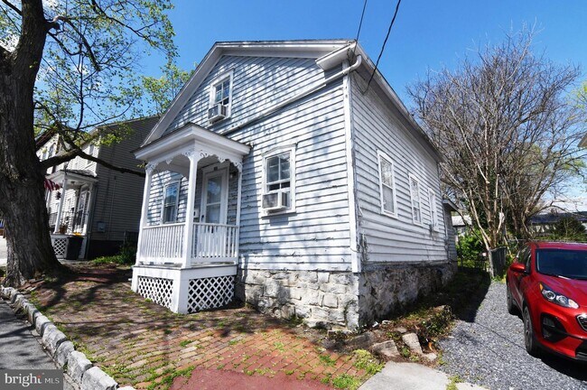 Building Photo - 122 E Monmouth St