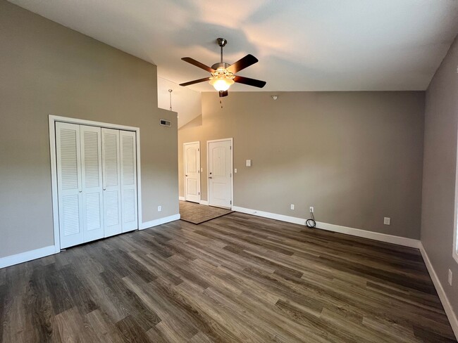 Building Photo - 2 Bedroom/2 Bathroom Oakridge Apartments U...