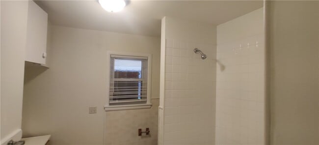 Building Photo - 1350 N Kings Dr