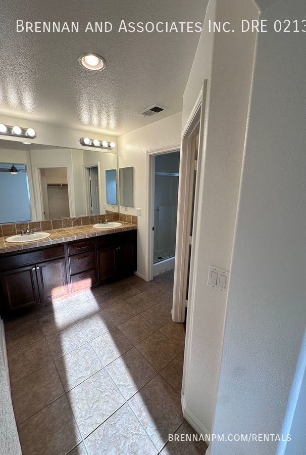 Building Photo - 3 bed, 2.5 bath Townhome, 2 Car Garage, Ea...