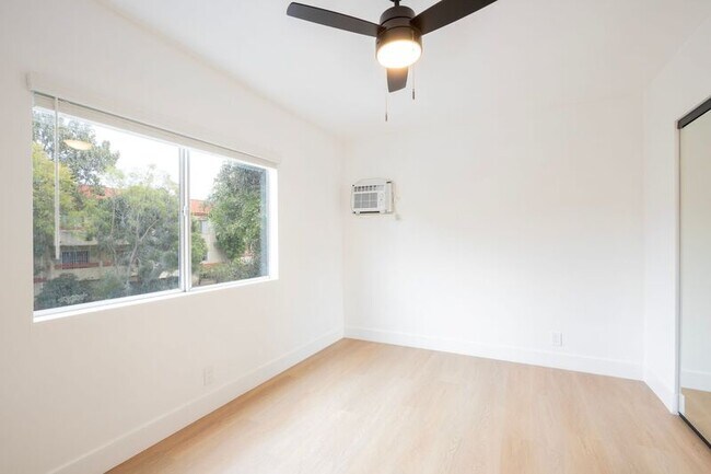 Building Photo - 937 N Orange Grove Ave