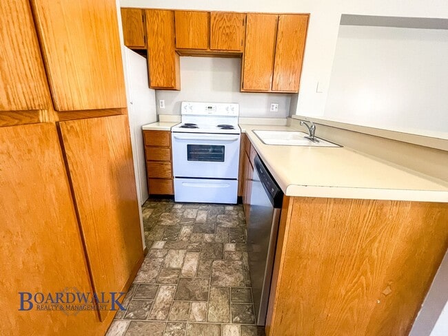 Building Photo - Charming 1-Bedroom Gem