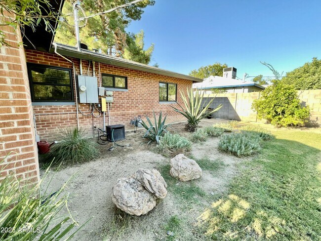 Building Photo - 1520 W Berridge Ln