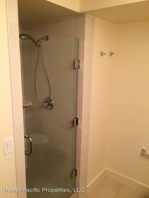 Building Photo - Modern 2 Bedroom Queen Anne Condo