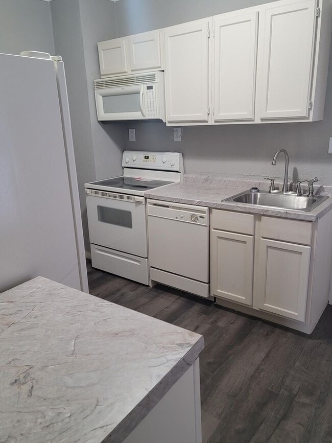 Building Photo - 2 Bedroom, 1 Bath House