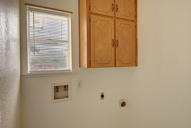 Building Photo - 2202 Saxony Dr