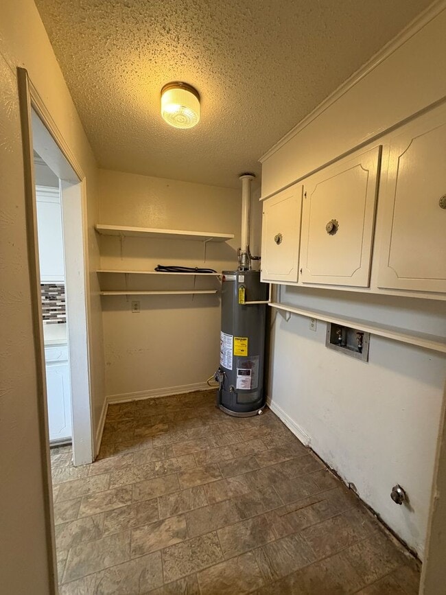 Building Photo - Large home ready for tenant....