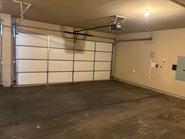 Building Photo - Large four bedroom home in Edmond