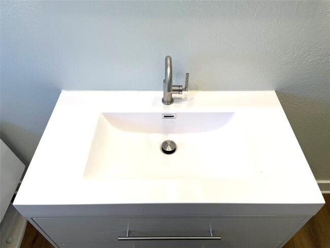 Building Photo - 807 E Riverside Dr