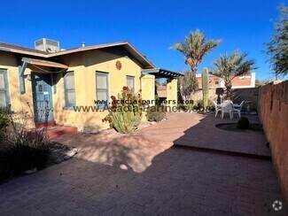 Building Photo - Three Bedroom in University area