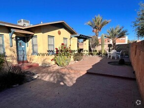 Building Photo - Three Bedroom in University area