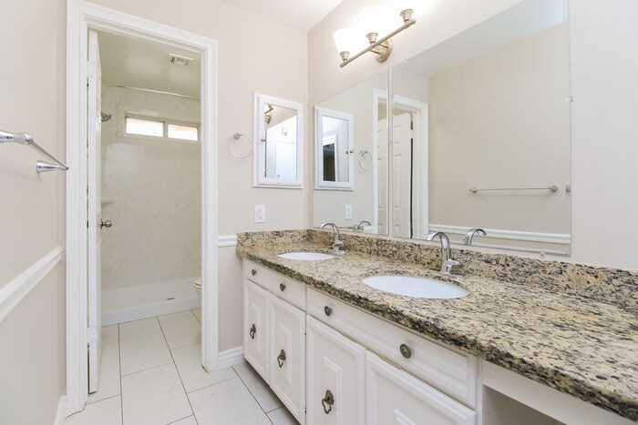 Building Photo - 525 E Geneva Dr