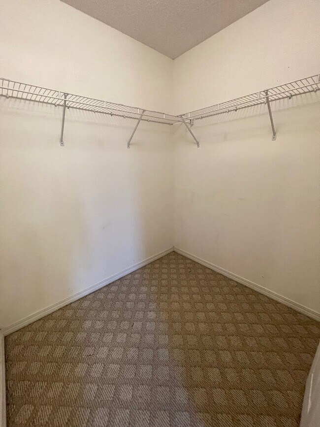 Building Photo - MOVE IN SPECIAL - 1 WEEK FREE RENT - MINUT...