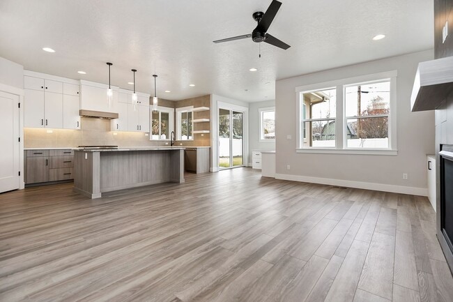 Building Photo - Luxury 5 Bed, 3 Bath home with over 3,000 sq. ft.